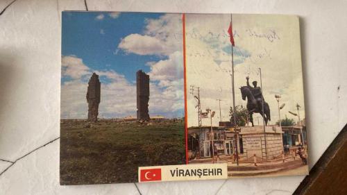 KARTPOSTAL - 1970/80 - VİRANŞEHİR / Tarihi Dikmeler (Martyrion) ve İlçedeki  Atatürk heykeli ve çevresi