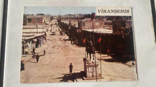KARTPOSTAL - 1970/80 yıllara ait Cumhuriyet Meydanı veya Karacadağ Caddesine ait nostaljik bir görüntüyü yansıtmaktadır.