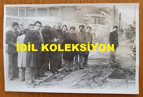 CHP İSTANBUL ESKİ BELEDİYE BAŞKANI ve SHP MİLLETVEKİLİ AYTEKİN KOTİL'İN ORİJİNAL FOTOĞRAFI - 18 x 12 cm EBADINDA - AYTEKİN KOTİL, YOL YAPIM ÇALIŞMASINI İZLERKEN ÇEKİLMİŞ BİR KARE
