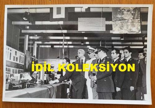 CHP İSTANBUL ESKİ BELEDİYE BAŞKANI ve SHP MİLLETVEKİLİ AYTEKİN KOTİL'İN ORİJİNAL FOTOĞRAFI - 18 x 12 cm EBADINDA - AYTEKİN KOTİL, ATATÜRK KÜLTÜR MERKEZİ'NDE AÇILAN SİLAHLI KUVVETLER SAVUNMA SERGİSİ'Nİ HİLMİ ÖZKÖK ve DİĞER SUBAYLARLA BİRLİKTE GEZERKEN ÇEKİLMİŞ BİR KARE. (TÜRK SİLAHLI KUVVETLERİ'NİN 24. GENELKURMAY BAŞKANI ORGENERAL HİLMİ ÖZKÖK'ÜN GENÇLİK FOTOĞRAFI). 22 MAYIS 1979