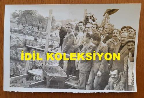 CHP İSTANBUL ESKİ BELEDİYE BAŞKANI ve SHP MİLLETVEKİLİ AYTEKİN KOTİL'İN ORİJİNAL FOTOĞRAFI - 18 x 12 cm EBADINDA - AYTEKİN KOTİL, TEMEL ATMA TÖRENİNDE İLK BETONU DÖKERKEN ÇEKİLMİŞ BİR KARE
