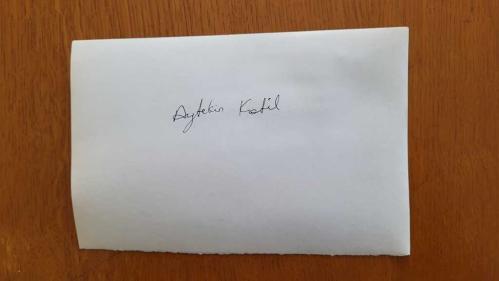 CHP İSTANBUL ESKİ BELEDİYE BAŞKANI ve SHP MİLLETVEKİLİ AYTEKİN KOTİL'İN ORİJİNAL FOTOĞRAFI - 18 x 12 cm EBADINDA - AYTEKİN KOTİL, TEMEL ATMA TÖRENİNDE İLK BETONU DÖKERKEN ÇEKİLMİŞ BİR KARE