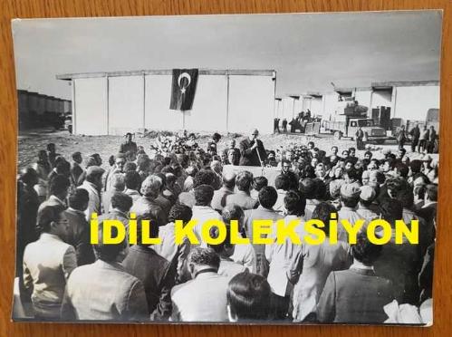 CHP İSTANBUL ESKİ BELEDİYE BAŞKANI ve SHP MİLLETVEKİLİ AYTEKİN KOTİL'İN ORİJİNAL FOTOĞRAFI - 18 x 13 cm EBADINDA - AYTEKİN KOTİL, AÇIK ALANDA HALKA KONUŞMA YAPARKEN ÇEKİLMİŞ BİR KARE