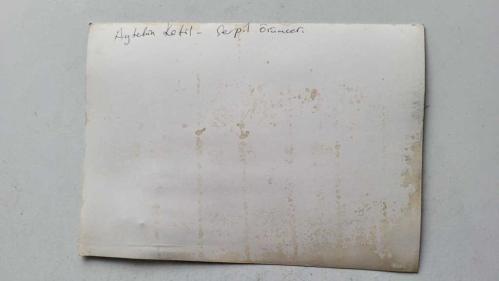 CHP İSTANBUL ESKİ BELEDİYE BAŞKANI ve SHP MİLLETVEKİLİ AYTEKİN KOTİL'İN ORİJİNAL FOTOĞRAFI - 18 x 13 cm EBADINDA - AYTEKİN KOTİL, YEMEK YEDİĞİ MEKANDA MASASINA GELİP ŞARKI OKUYAN SERPİL ÖRÜMCER'İ DİNLERKEN ÇEKİLMİŞ BİR KARE
