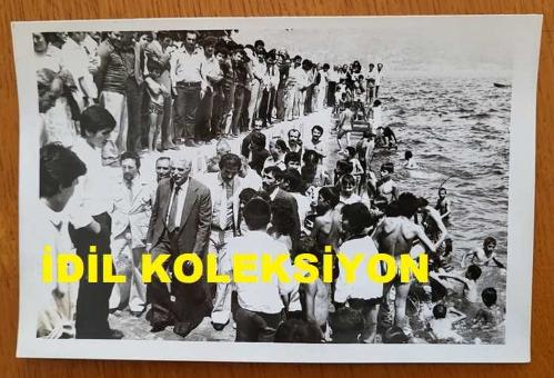 CHP İSTANBUL ESKİ BELEDİYE BAŞKANI ve SHP MİLLETVEKİLİ AYTEKİN KOTİL'İN ORİJİNAL FOTOĞRAFI - 18 x 12 cm EBADINDA - AYTEKİN KOTİL, KİREÇBURNU SAHİLİNDE VATANDAŞLARIN ARASINDAYKEN ÇEKİLMİŞ BİR KARE
