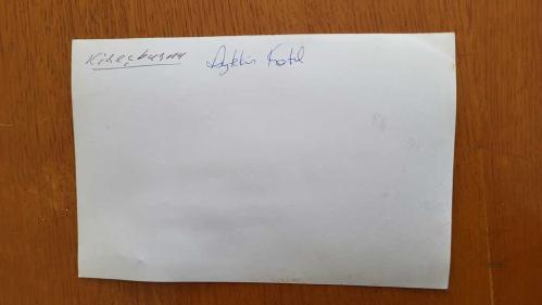 CHP İSTANBUL ESKİ BELEDİYE BAŞKANI ve SHP MİLLETVEKİLİ AYTEKİN KOTİL'İN ORİJİNAL FOTOĞRAFI - 18 x 12 cm EBADINDA - AYTEKİN KOTİL, KİREÇBURNU SAHİLİNDE VATANDAŞLARIN ARASINDAYKEN ÇEKİLMİŞ BİR KARE