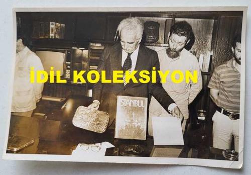 CHP İSTANBUL ESKİ BELEDİYE BAŞKANI ve SHP MİLLETVEKİLİ AYTEKİN KOTİL'İN ORİJİNAL FOTOĞRAFI - 18 x 12 cm EBADINDA - AYTEKİN KOTİL, İSTANBUL'U TANITICI PLAKET DİZAYNI YARIŞMASINDA DERECE ALANLARA ÖDÜLLERİNİ TAKDİM EDERKEN ÇEKİLMİŞ BİR KARE. 8 AĞUSTOS 1980