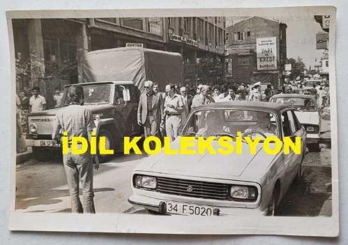 CHP İSTANBUL ESKİ BELEDİYE BAŞKANI ve SHP MİLLETVEKİLİ AYTEKİN KOTİL'İN ORİJİNAL FOTOĞRAFI - 18 x 12 cm EBADINDA - AYTEKİN KOTİL, BAZI SOKAK ve CADDELERİN TRAFİĞE KAPATILMASI SÜRECİNDE BAKIRKÖY'DEKİ İSTANBUL CADDESİ'NDEYKEN ÇEKİLMİŞ BİR KARE. 19 AĞUSTOS 1979. YAPI ve KREDİ BANKASI & 34 F 5020 PLAKALI OTOMOBİL