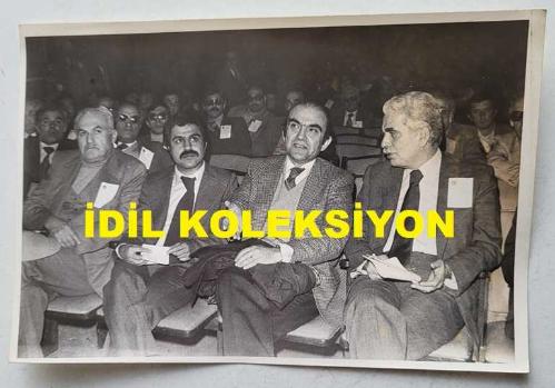 CHP İSTANBUL ESKİ BELEDİYE BAŞKANI ve SHP MİLLETVEKİLİ AYTEKİN KOTİL'İN ORİJİNAL FOTOĞRAFI - 18 x 12 cm EBADINDA - AYTEKİN KOTİL, BİR TOPLANTIDA YANINDAKİ KATILIMCILARLA KONUŞMA HALİNDEYKEN ÇEKİLMİŞ BİR KARE