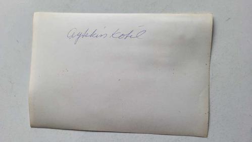 CHP İSTANBUL ESKİ BELEDİYE BAŞKANI ve SHP MİLLETVEKİLİ AYTEKİN KOTİL'İN ORİJİNAL FOTOĞRAFI - 18 x 12 cm EBADINDA - AYTEKİN KOTİL, BİR TOPLANTIDA YANINDAKİ KATILIMCILARLA KONUŞMA HALİNDEYKEN ÇEKİLMİŞ BİR KARE