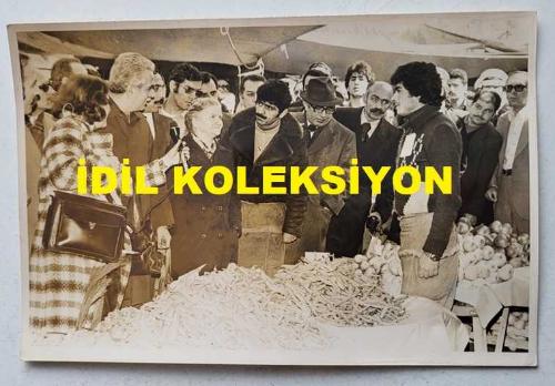 CHP İSTANBUL ESKİ BELEDİYE BAŞKANI ve SHP MİLLETVEKİLİ AYTEKİN KOTİL'İN ORİJİNAL FOTOĞRAFI - 18 x 12 cm EBADINDA - AYTEKİN KOTİL, BEŞİKTAŞ PAZARINDA ESNAF ve VATANDAŞLARLA KONUŞURKEN ÇEKİLMİŞ BİR KARE. 19 MART 1978