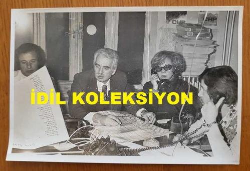 CHP İSTANBUL ESKİ BELEDİYE BAŞKANI ve SHP MİLLETVEKİLİ AYTEKİN KOTİL'İN ORİJİNAL FOTOĞRAFI - 18 x 12 cm EBADINDA - AYTEKİN KOTİL, TELEFON TRAFİĞİNİN SÜRDÜRÜLDÜĞÜ MASADA ÇALIŞMALARI TAKİP EDERKEN ÇEKİLMİŞ BİR KARE