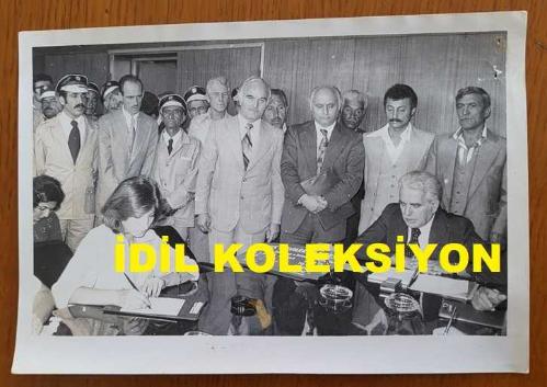 CHP İSTANBUL ESKİ BELEDİYE BAŞKANI ve SHP MİLLETVEKİLİ AYTEKİN KOTİL'İN ORİJİNAL FOTOĞRAFI - 18 x 13 cm EBADINDA - AYTEKİN KOTİL, İSTANBUL'DA OTOPARK KAHYALARININ TEK TİP ELBİSE GİYECEKLERİNE DAİR AÇIKLAMA YAPARKEN ÇEKİLMİŞ BİR KARE. 28 AĞUSTOS 1978