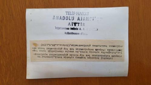 CHP İSTANBUL ESKİ BELEDİYE BAŞKANI ve SHP MİLLETVEKİLİ AYTEKİN KOTİL'İN ORİJİNAL FOTOĞRAFI - 18 x 13 cm EBADINDA - AYTEKİN KOTİL, İSTANBUL'DA OTOPARK KAHYALARININ TEK TİP ELBİSE GİYECEKLERİNE DAİR AÇIKLAMA YAPARKEN ÇEKİLMİŞ BİR KARE. 28 AĞUSTOS 1978