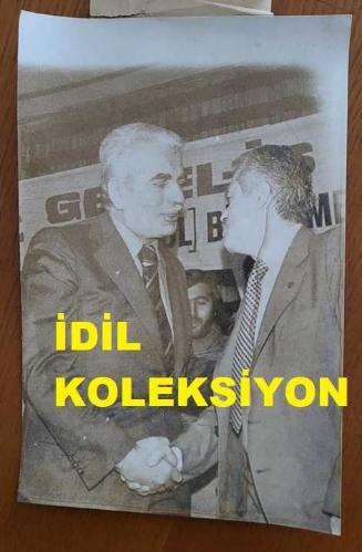 CHP İSTANBUL ESKİ BELEDİYE BAŞKANI ve SHP MİLLETVEKİLİ AYTEKİN KOTİL'İN ORİJİNAL FOTOĞRAFI - 18 x 12 cm EBADINDA - AYTEKİN KOTİL, DİSK GENEL BAŞKANI ABDULLAH BAŞTÜRK'LE TOKALAŞIRKEN ÇEKİLMİŞ BİR KARE. FOTO: TEOMAN EROL
