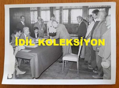 CHP İSTANBUL ESKİ BELEDİYE BAŞKANI ve SHP MİLLETVEKİLİ AYTEKİN KOTİL'İN ORİJİNAL FOTOĞRAFI - 18 x 13 cm EBADINDA - AYTEKİN KOTİL, VATANDAŞLARIN DERTLERİNİ DİNLERKEN ÇEKİLMİŞ BİR KARE