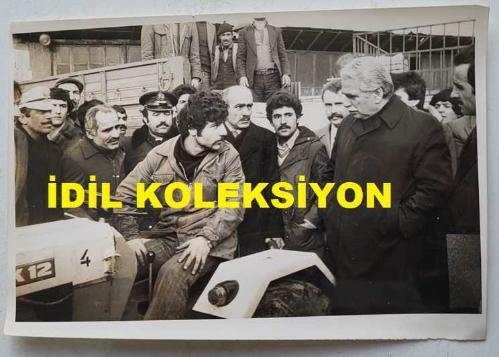 CHP İSTANBUL ESKİ BELEDİYE BAŞKANI ve SHP MİLLETVEKİLİ AYTEKİN KOTİL'İN ORİJİNAL FOTOĞRAFI - 18 x 13 cm EBADINDA - AYTEKİN KOTİL, TRAKTÖR SÜREN BİR VATANDAŞLA KONUŞURKEN ÇEKİLMİŞ BİR KARE