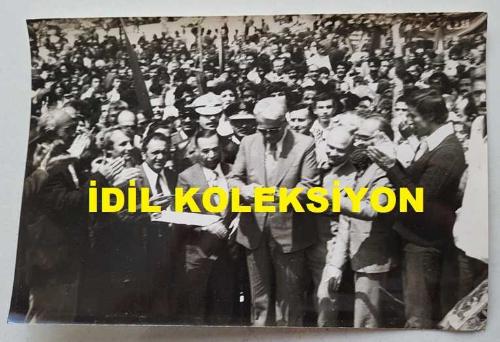 CHP İSTANBUL ESKİ BELEDİYE BAŞKANI ve SHP MİLLETVEKİLİ AYTEKİN KOTİL'İN ORİJİNAL FOTOĞRAFI - 18 x 13 cm EBADINDA - AYTEKİN KOTİL, BİR AÇILIŞ TÖRENİNDE KURDELE KESERKEN ÇEKİLMİŞ BİR KARE
