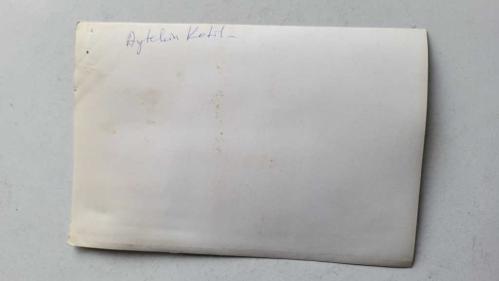 CHP İSTANBUL ESKİ BELEDİYE BAŞKANI ve SHP MİLLETVEKİLİ AYTEKİN KOTİL'İN ORİJİNAL FOTOĞRAFI - 18 x 13 cm EBADINDA - AYTEKİN KOTİL, BİR AÇILIŞ TÖRENİNDE KURDELE KESERKEN ÇEKİLMİŞ BİR KARE
