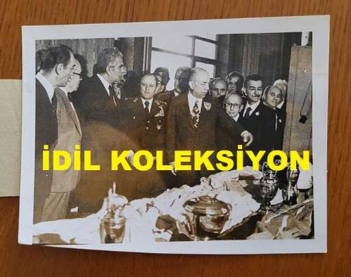 CHP İSTANBUL ESKİ BELEDİYE BAŞKANI ve SHP MİLLETVEKİLİ AYTEKİN KOTİL'İN ORİJİNAL FOTOĞRAFI - 12 x 9 cm EBADINDA - AYTEKİN KOTİL, TÜRK HAVA KURUMU TARAFINDAN İSTANBUL'DA AÇILAN RESİM ve MODEL UÇAK SERGİSİ AÇILIŞINDAYKEN ÇEKİLMİŞ BİR KARE. 8 MAYIS 1978