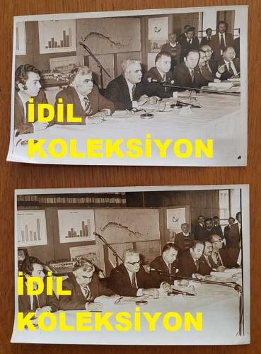 CHP İSTANBUL ESKİ BELEDİYE BAŞKANI ve SHP MİLLETVEKİLİ AYTEKİN KOTİL'İN ORİJİNAL 2'Lİ FOTOĞRAF SETİ - 18 x 12 cm EBADINDA - AYTEKİN KOTİL, BİR TOPLANTI SIRASINDA BASIN AÇIKLAMASI YAPARKEN ÇEKİLMİŞ 2 FARKLI KARE