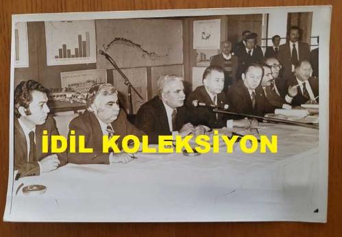 CHP İSTANBUL ESKİ BELEDİYE BAŞKANI ve SHP MİLLETVEKİLİ AYTEKİN KOTİL'İN ORİJİNAL 2'Lİ FOTOĞRAF SETİ - 18 x 12 cm EBADINDA - AYTEKİN KOTİL, BİR TOPLANTI SIRASINDA BASIN AÇIKLAMASI YAPARKEN ÇEKİLMİŞ 2 FARKLI KARE