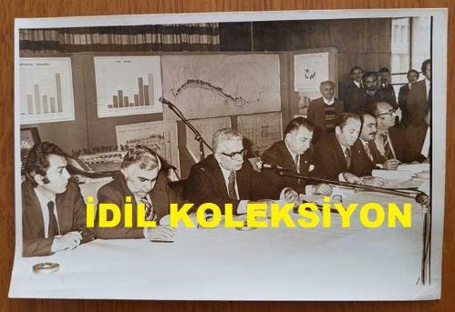 CHP İSTANBUL ESKİ BELEDİYE BAŞKANI ve SHP MİLLETVEKİLİ AYTEKİN KOTİL'İN ORİJİNAL 2'Lİ FOTOĞRAF SETİ - 18 x 12 cm EBADINDA - AYTEKİN KOTİL, BİR TOPLANTI SIRASINDA BASIN AÇIKLAMASI YAPARKEN ÇEKİLMİŞ 2 FARKLI KARE