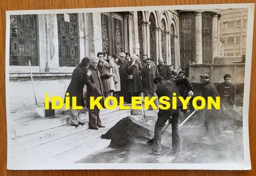 CHP İSTANBUL ESKİ BELEDİYE BAŞKANI ve SHP MİLLETVEKİLİ AYTEKİN KOTİL'İN ORİJİNAL 2'Lİ FOTOĞRAF SETİ - 18 x 12 cm EBADINDA - AYTEKİN KOTİL, YOL YAPIM ÇALIŞMASINI İZLERKEN ÇEKİLMİŞ 2 FARKLI KARE