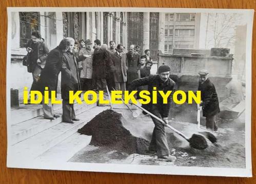 CHP İSTANBUL ESKİ BELEDİYE BAŞKANI ve SHP MİLLETVEKİLİ AYTEKİN KOTİL'İN ORİJİNAL 2'Lİ FOTOĞRAF SETİ - 18 x 12 cm EBADINDA - AYTEKİN KOTİL, YOL YAPIM ÇALIŞMASINI İZLERKEN ÇEKİLMİŞ 2 FARKLI KARE