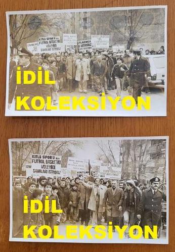 CHP İSTANBUL ESKİ BELEDİYE BAŞKANI ve SHP MİLLETVEKİLİ AYTEKİN KOTİL'İN ORİJİNAL 2'Lİ FOTOĞRAF SETİ - 18 x 12 cm EBADINDA - AYTEKİN KOTİL, MERTER'DE KENDİSİNİ PANKARTLARLA KARŞILAYAN HALKLA BİRLİKTE YÜRÜRKEN ÇEKİLMİŞ 2 FARKLI KARE, 21 OCAK 1978