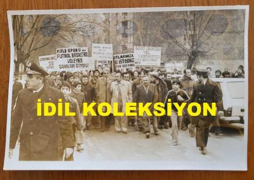 CHP İSTANBUL ESKİ BELEDİYE BAŞKANI ve SHP MİLLETVEKİLİ AYTEKİN KOTİL'İN ORİJİNAL 2'Lİ FOTOĞRAF SETİ - 18 x 12 cm EBADINDA - AYTEKİN KOTİL, MERTER'DE KENDİSİNİ PANKARTLARLA KARŞILAYAN HALKLA BİRLİKTE YÜRÜRKEN ÇEKİLMİŞ 2 FARKLI KARE, 21 OCAK 1978