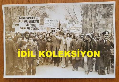 CHP İSTANBUL ESKİ BELEDİYE BAŞKANI ve SHP MİLLETVEKİLİ AYTEKİN KOTİL'İN ORİJİNAL 2'Lİ FOTOĞRAF SETİ - 18 x 12 cm EBADINDA - AYTEKİN KOTİL, MERTER'DE KENDİSİNİ PANKARTLARLA KARŞILAYAN HALKLA BİRLİKTE YÜRÜRKEN ÇEKİLMİŞ 2 FARKLI KARE, 21 OCAK 1978