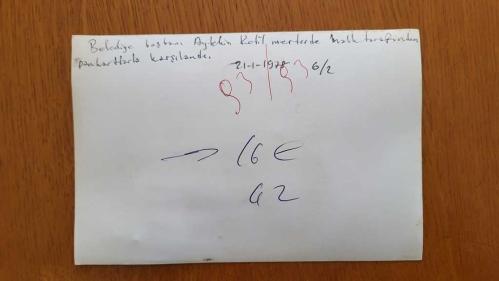 CHP İSTANBUL ESKİ BELEDİYE BAŞKANI ve SHP MİLLETVEKİLİ AYTEKİN KOTİL'İN ORİJİNAL 2'Lİ FOTOĞRAF SETİ - 18 x 12 cm EBADINDA - AYTEKİN KOTİL, MERTER'DE KENDİSİNİ PANKARTLARLA KARŞILAYAN HALKLA BİRLİKTE YÜRÜRKEN ÇEKİLMİŞ 2 FARKLI KARE, 21 OCAK 1978