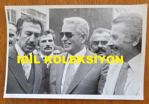 CHP İSTANBUL ESKİ BELEDİYE BAŞKANI ve SHP MİLLETVEKİLİ AYTEKİN KOTİL'İN ORİJİNAL FOTOĞRAFI - 18 x 12 cm EBADINDA - AYTEKİN KOTİL, ALİ TOPUZ ve ÖN SEÇİMİ KAZANAN SENATÖR ADAYI RAHMİ ERDEM İLE KONUŞURKEN YAKINDAN ÇEKİLMİŞ BİR KARE. 3 EYLÜL 1979
