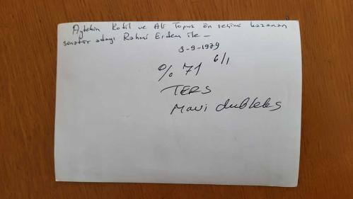 CHP İSTANBUL ESKİ BELEDİYE BAŞKANI ve SHP MİLLETVEKİLİ AYTEKİN KOTİL'İN ORİJİNAL FOTOĞRAFI - 18 x 12 cm EBADINDA - AYTEKİN KOTİL, ALİ TOPUZ ve ÖN SEÇİMİ KAZANAN SENATÖR ADAYI RAHMİ ERDEM İLE KONUŞURKEN YAKINDAN ÇEKİLMİŞ BİR KARE. 3 EYLÜL 1979