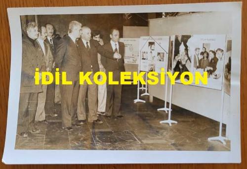 CHP İSTANBUL ESKİ BELEDİYE BAŞKANI ve SHP MİLLETVEKİLİ AYTEKİN KOTİL'İN ORİJİNAL FOTOĞRAFI - 18 x 12 cm EBADINDA - AYTEKİN KOTİL, İSTANBUL VEREM SAVAŞ DERNEĞİ'NİN BELEDİYE SARAYINDAKİ SERGİSİNDE DERNEK BAŞKANI DR. ZÜLFÜ SAMİ ÖZGEN'DEN BİLGİ ALIRKEN ÇEKİLMİŞ BİR KARE