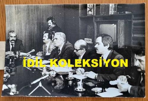 CHP İSTANBUL ESKİ BELEDİYE BAŞKANI ve SHP MİLLETVEKİLİ AYTEKİN KOTİL'İN ORİJİNAL FOTOĞRAFI - 18 x 12 cm EBADINDA - AYTEKİN KOTİL, TÜRKİYE BELEDİYE BİRLİKLERİ ARASINDA ORTAKLAŞA OLARAK İSTANBUL BELEDİYE SARAYINDA YAPILAN TOPLANTIDA ALİ DİNÇER ve REŞAT TABAK'LA AYNI KAREDE, FOTO: GÖRGÜNAY