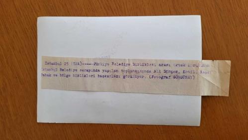 CHP İSTANBUL ESKİ BELEDİYE BAŞKANI ve SHP MİLLETVEKİLİ AYTEKİN KOTİL'İN ORİJİNAL FOTOĞRAFI - 18 x 12 cm EBADINDA - AYTEKİN KOTİL, TÜRKİYE BELEDİYE BİRLİKLERİ ARASINDA ORTAKLAŞA OLARAK İSTANBUL BELEDİYE SARAYINDA YAPILAN TOPLANTIDA ALİ DİNÇER ve REŞAT TABAK'LA AYNI KAREDE, FOTO: GÖRGÜNAY