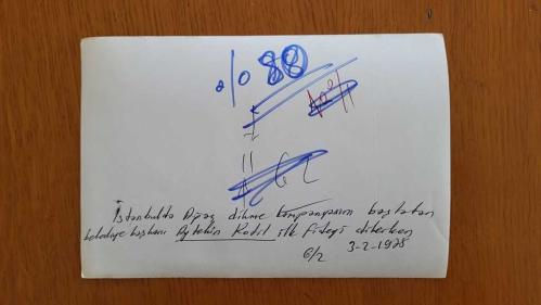 CHP İSTANBUL ESKİ BELEDİYE BAŞKANI ve SHP MİLLETVEKİLİ AYTEKİN KOTİL'İN ORİJİNAL FOTOĞRAFI - 18 x 12 cm EBADINDA - AYTEKİN KOTİL, AĞAÇ DİKME KAMPANYASI SÜRECİNDE İLK FİDEYİ DİKERKEN ÇEKİLMİŞ BİR KARE, 3 ŞUBAT 1978