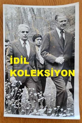 CHP İSTANBUL ESKİ BELEDİYE BAŞKANI ve SHP MİLLETVEKİLİ AYTEKİN KOTİL'İN ORİJİNAL FOTOĞRAFI - 18 x 12 cm EBADINDA - AYTEKİN KOTİL, KONUĞUYLA BİRLİKTE AĞAÇLARIN ARASINDA YÜRÜRKEN ÇEKİLMİŞ BİR KARE