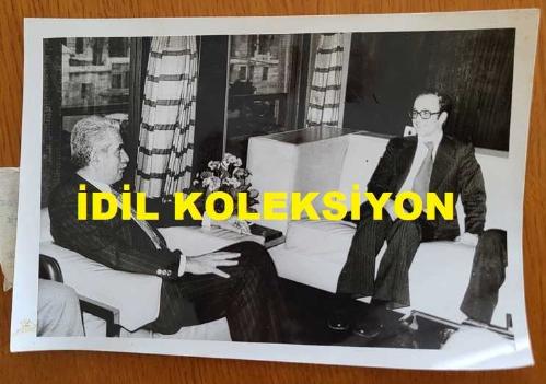 CHP İSTANBUL ESKİ BELEDİYE BAŞKANI ve SHP MİLLETVEKİLİ AYTEKİN KOTİL'İN ORİJİNAL FOTOĞRAFI - 18 x 12 cm EBADINDA - AYTEKİN KOTİL, KENDİSİNİ ZİYARET EDEN GENÇLİK ve SPOR BAKANI YÜKSEL ÇAKMUR'LA GÖRÜŞÜRKEN ÇEKİLMİŞ BİR KARE