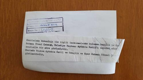 CHP İSTANBUL ESKİ BELEDİYE BAŞKANI ve SHP MİLLETVEKİLİ AYTEKİN KOTİL'İN ORİJİNAL FOTOĞRAFI - 18 x 12 cm EBADINDA - AYTEKİN KOTİL, KENDİSİNİ ZİYARET EDEN GENÇLİK ve SPOR BAKANI YÜKSEL ÇAKMUR'LA GÖRÜŞÜRKEN ÇEKİLMİŞ BİR KARE