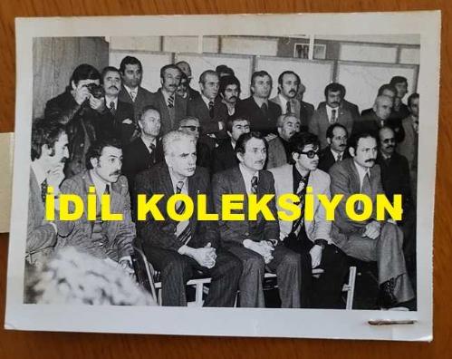 CHP İSTANBUL ESKİ BELEDİYE BAŞKANI ve SHP MİLLETVEKİLİ AYTEKİN KOTİL'İN ORİJİNAL FOTOĞRAFI - 12 x 9 cm EBADINDA - AYTEKİN KOTİL, İSTANBUL'UN İÇME SUYU DAĞITIM PROJESİNİN ODAKULE'DEKİ SERGİLENİŞİ SIRASINDA ÇEVRE BELEDİYE BAŞKANLARIYLA BİRLİKTE KONUŞMACIYI DİNLERKEN ÇEKİLMİŞ BİR KARE, 21 ŞUBAT 1978