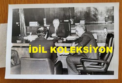 CHP İSTANBUL ESKİ BELEDİYE BAŞKANI ve SHP MİLLETVEKİLİ AYTEKİN KOTİL'İN ORİJİNAL FOTOĞRAFI - 18 x 12 cm EBADINDA - AYTEKİN KOTİL, BAŞBAKAN VEKİLİ ve DEVLET BAKANI ORHAN EYÜBOĞLU İLE GÖRÜŞME YAPARKEN ÇEKİLMİŞ BİR KARE