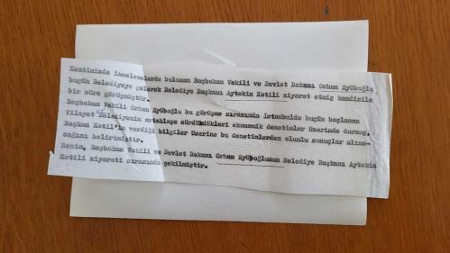CHP İSTANBUL ESKİ BELEDİYE BAŞKANI ve SHP MİLLETVEKİLİ AYTEKİN KOTİL'İN ORİJİNAL FOTOĞRAFI - 18 x 12 cm EBADINDA - AYTEKİN KOTİL, BAŞBAKAN VEKİLİ ve DEVLET BAKANI ORHAN EYÜBOĞLU İLE GÖRÜŞME YAPARKEN ÇEKİLMİŞ BİR KARE