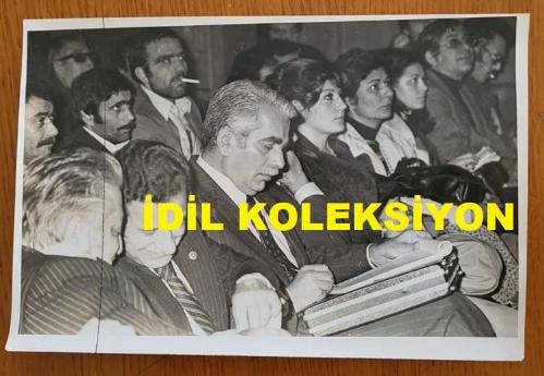 CHP İSTANBUL ESKİ BELEDİYE BAŞKANI ve SHP MİLLETVEKİLİ AYTEKİN KOTİL'İN ORİJİNAL FOTOĞRAFI - 18 x 12 cm EBADINDA - AYTEKİN KOTİL, ARTİSTLERİN BASIN TOPLANTISINDA KONUŞMACIYI DİNLEYİP NOT ALIRKEN ÇEKİLMİŞ BİR KARE, 4 ARALIK 1977