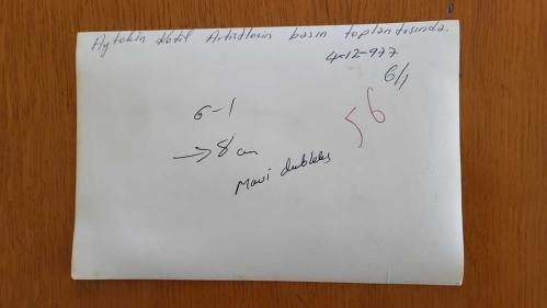 CHP İSTANBUL ESKİ BELEDİYE BAŞKANI ve SHP MİLLETVEKİLİ AYTEKİN KOTİL'İN ORİJİNAL FOTOĞRAFI - 18 x 12 cm EBADINDA - AYTEKİN KOTİL, ARTİSTLERİN BASIN TOPLANTISINDA KONUŞMACIYI DİNLEYİP NOT ALIRKEN ÇEKİLMİŞ BİR KARE, 4 ARALIK 1977
