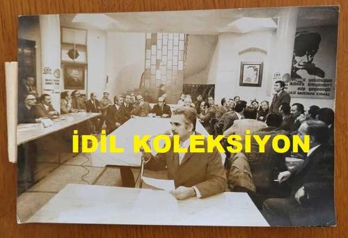 CHP İSTANBUL ESKİ BELEDİYE BAŞKANI ve SHP MİLLETVEKİLİ AYTEKİN KOTİL'İN ORİJİNAL FOTOĞRAFI - 18 x 12 cm EBADINDA - AYTEKİN KOTİL, DÜZENLEDİĞİ BASIN TOPLANTISINDA İL HUDUTLARI İÇİNDEKİ BELEDİYE BAŞKAN ADAYLARINI BASINA TANITIRKEN ÇEKİLMİŞ BİR KARE, ALİ BOSTANCI