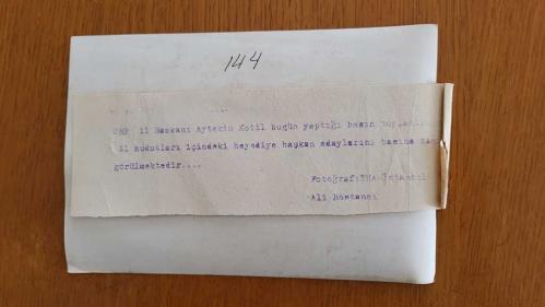 CHP İSTANBUL ESKİ BELEDİYE BAŞKANI ve SHP MİLLETVEKİLİ AYTEKİN KOTİL'İN ORİJİNAL FOTOĞRAFI - 18 x 12 cm EBADINDA - AYTEKİN KOTİL, DÜZENLEDİĞİ BASIN TOPLANTISINDA İL HUDUTLARI İÇİNDEKİ BELEDİYE BAŞKAN ADAYLARINI BASINA TANITIRKEN ÇEKİLMİŞ BİR KARE, ALİ BOSTANCI