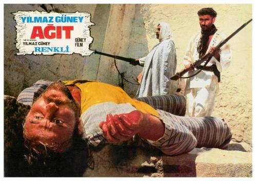 AĞIT FİLMİNİN LOBİ KARTI - YILMAZ GÜNEY, SERMİN HÜRMERİÇ, ATTİLA OLGAÇ, BİLAL İNCİ - REJİ VE SENARYO: YILMAZ GÜNEY - NO: 2